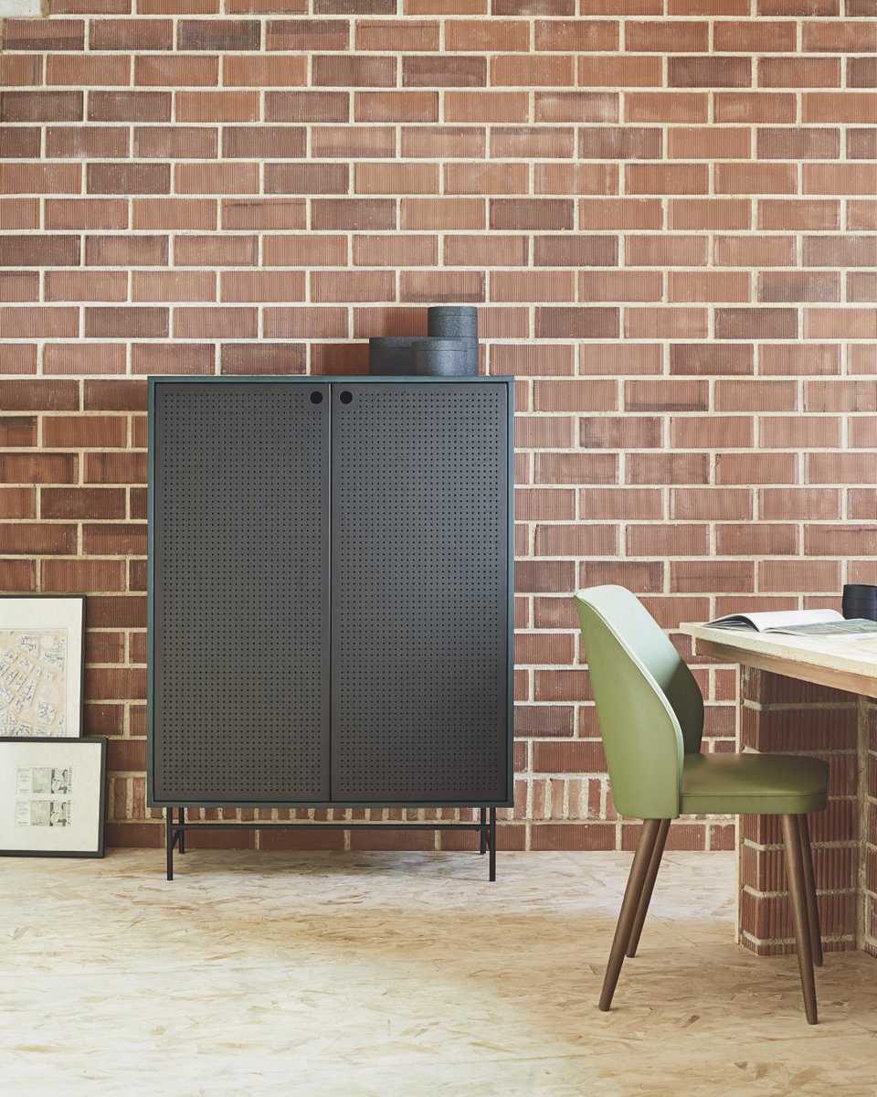 El modelo PUNTO-A es un elegante aparador de estilo industrial de dos puertas, con dos estantes y cuatro cajones en su interior. Con base y puertas metálicas perforadas y el casco de  DM lacado. 

✨ Disponible en tiendas y web.