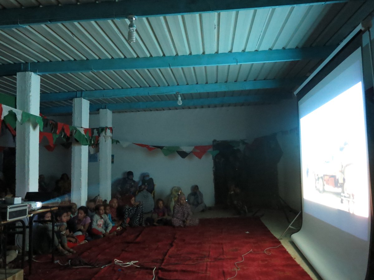 FiSahara's tweet image. El proyecto @SolarCinemaWS es un win-to-win a todos los niveles: el alumnado de la @EFA_Rasd puede ir adquiriendo experiencia en la producción y el uso del equipamiento técnico y campamentos de población refugiada, como el del Dajla, disfruta la magia del cine saharaui. 🇪🇭📽️