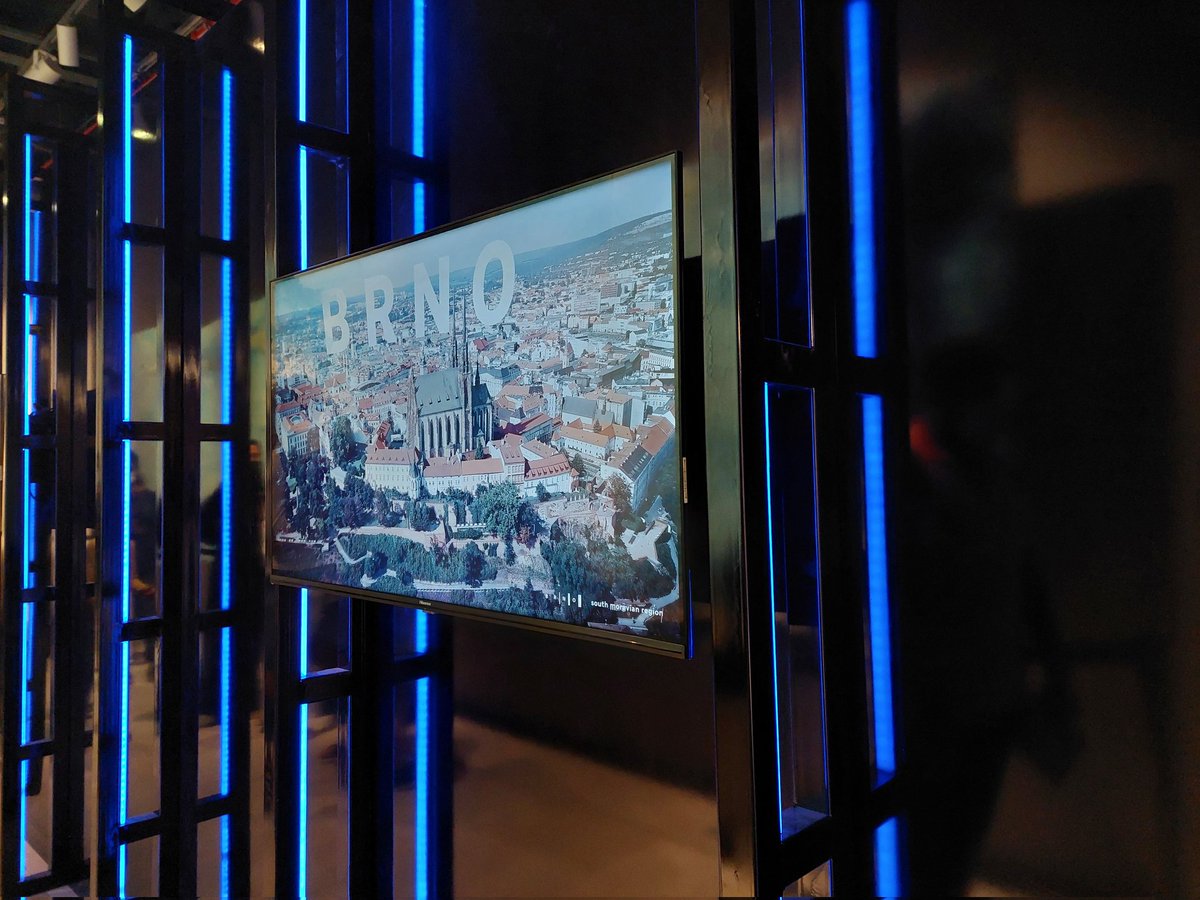 Last two days to see the rotating exhibition called Microworld and Macroworld.

Don't miss this experience!