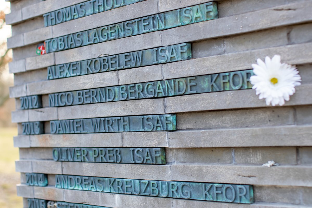 Bw_Einsatz's tweet photo. Die #BundeswehrimEinsatz gedenkt heute: Hauptgefreiter Nico Bernd Bergande. † 30.03.2012 #KFOR https://t.co/UebpPn9b5k