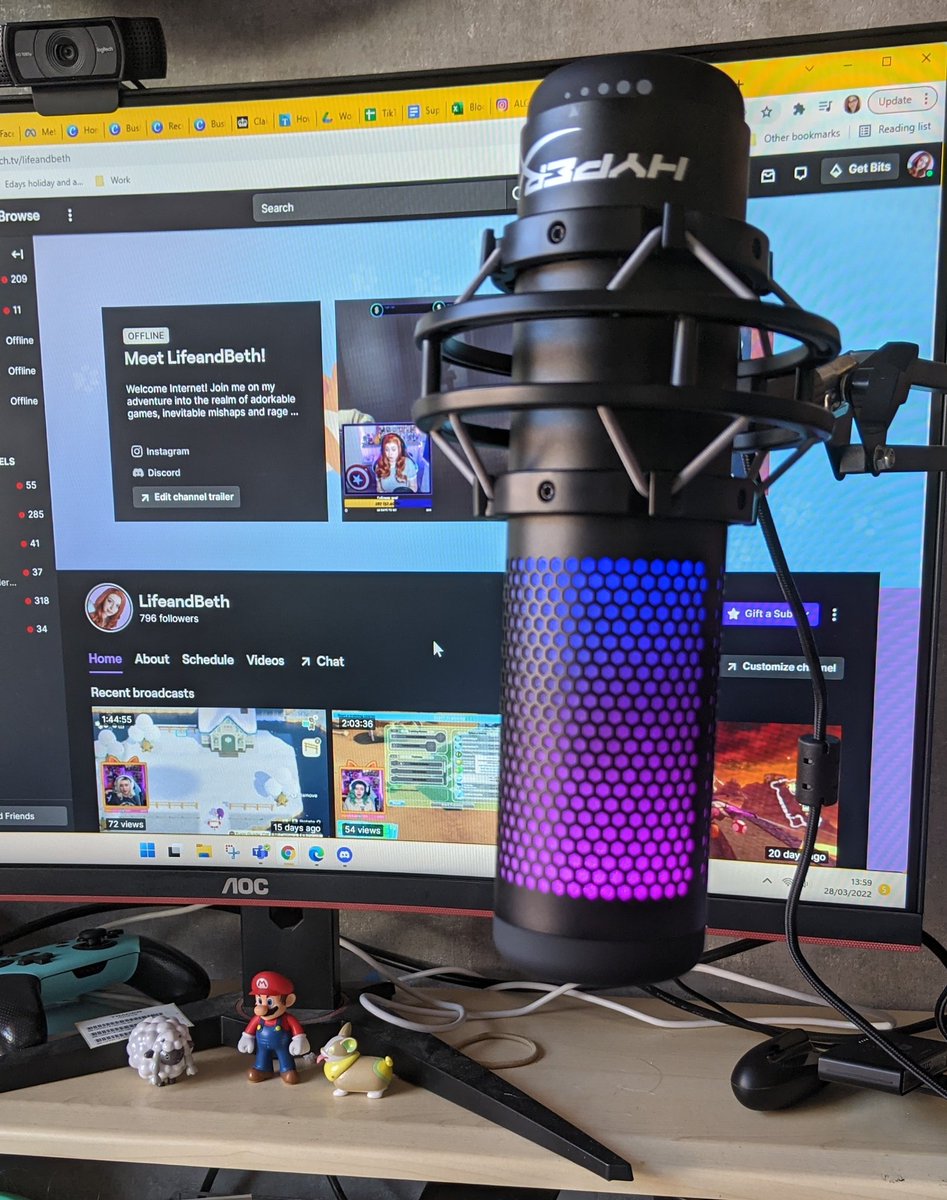 LifeAndBeth_'s tweet photo. Oooo lalala ❤️ New mic hype! 

The stream setup is really coming together. 

If anyone has any wire management tips please send my way 😂

#streamequipment #hyperx #deskspace #desksetup https://t.co/v29YIiH6A8