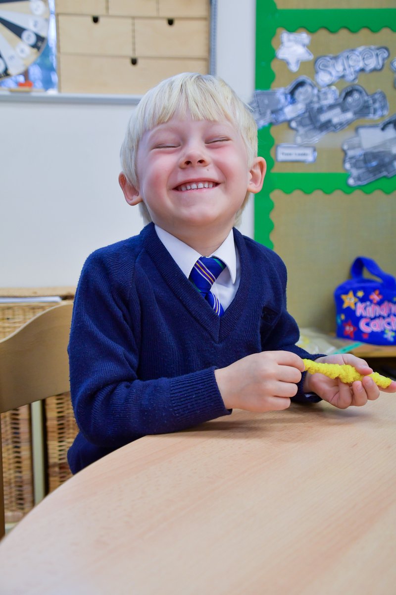 StEdsPrePrep's tweet image. Nurturing artistic minds! 🎨 This morning, Reception Elm have been busy making Easter themed crafts- from colouring Easter eggs to making paper daffodils and chickens. This has been a wonderful opportunity to develop our pupils' creativity, imagination and artistic skills!