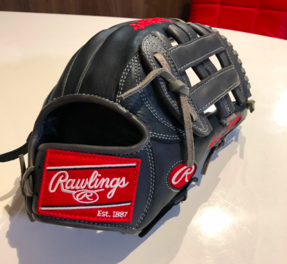 bbglovefamily's tweet photo. 【No.49】
■ご提供者
James　じぇーむす さん
(@James89369148)
※4個目

■メーカー
#Rawlings

■ポジション
外野

■区分
硬式

■型
ジャッジモデル

■ポイント
⚾ビッグロゴ、オーバルR、人差し指部のロゴで
　メジャーリーグ感が満載

#みんなのグラ部 https://t.co/i9B0mBOWZC