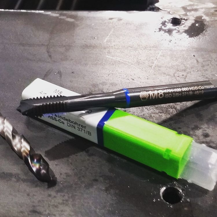 es_reca's tweet photo. 𝐌𝐚𝐜𝐡𝐨 𝐌𝟖

𝐂𝐚𝐦𝐩𝐨𝐬 𝐝𝐞 𝐚𝐩𝐥𝐢𝐜𝐚𝐜𝐢𝐨́𝐧:
Aceros de hasta 1000 N/mm²; aceros de construcción y cementados, fundición de hierro nodular, fundición maleable en negro
#broca #perforacion #acero #cemento #velocidad https://t.co/BTSlzFSon5
