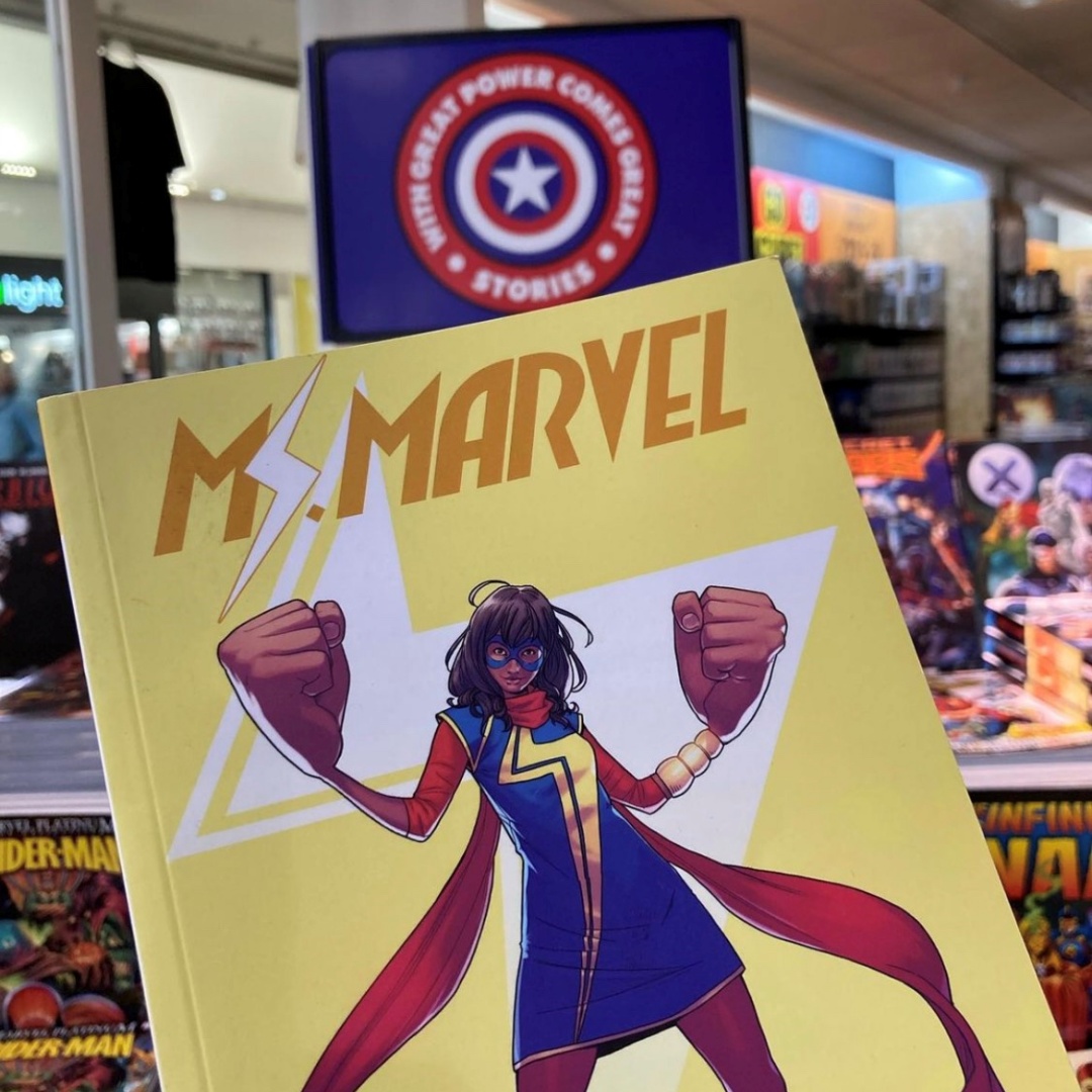 ClarendonShops's tweet photo. Are you a Marvel fan? 🦸  @hmvtweets  have a super range of Marvel comics in-store ready for you to dive straight in and get taken on an adventure!🤩 Pick up your favourite comics today!

#Oxford #shoppingcentre #retailshopping #ilovetoread #bookclubs #readingcorner #marvelcomics https://t.co/PFpF0NVSrr
