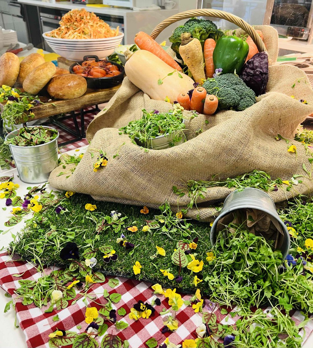 cateringbm's tweet photo. A beautiful display welcoming in the new season. #Spring #TalentedTeams #FoodatWork https://t.co/MuxsdR0u0i