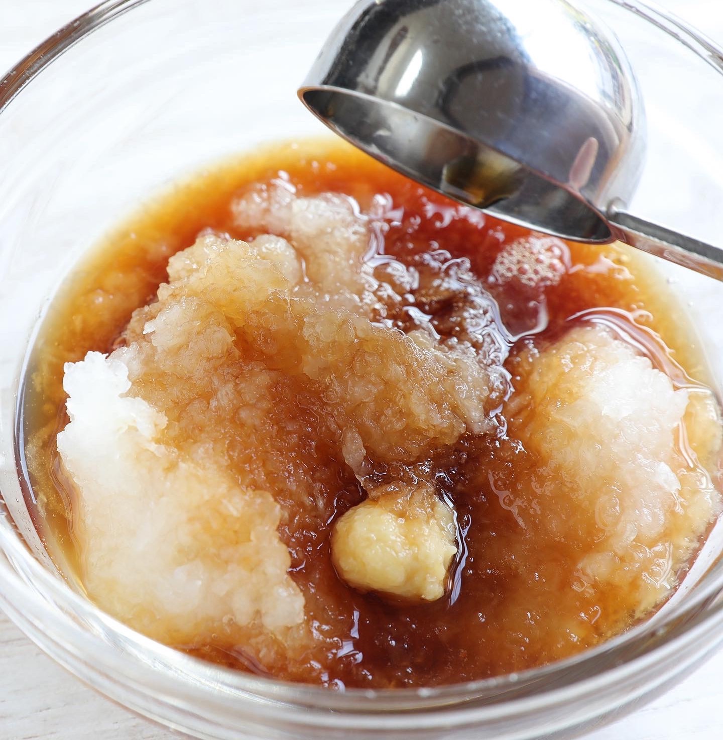 ぐっち夫婦 料理家 薬味とおろしをたっぷりのせてさっぱり美味しい 味付けはポン酢で簡単 ブリのさっぱり生姜おろしポン酢の薬味のせ ブリに塩 こしょう 薄力粉 フライパンに油 ブリ入れ両面焼く ボウルに大根おろし ポン酢 しょうが