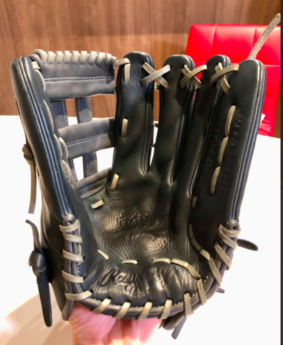 bbglovefamily's tweet photo. 【No.49】
■ご提供者
James　じぇーむす さん
(@James89369148)
※4個目

■メーカー
#Rawlings

■ポジション
外野

■区分
硬式

■型
ジャッジモデル

■ポイント
⚾ビッグロゴ、オーバルR、人差し指部のロゴで
　メジャーリーグ感が満載

#みんなのグラ部 https://t.co/i9B0mBOWZC