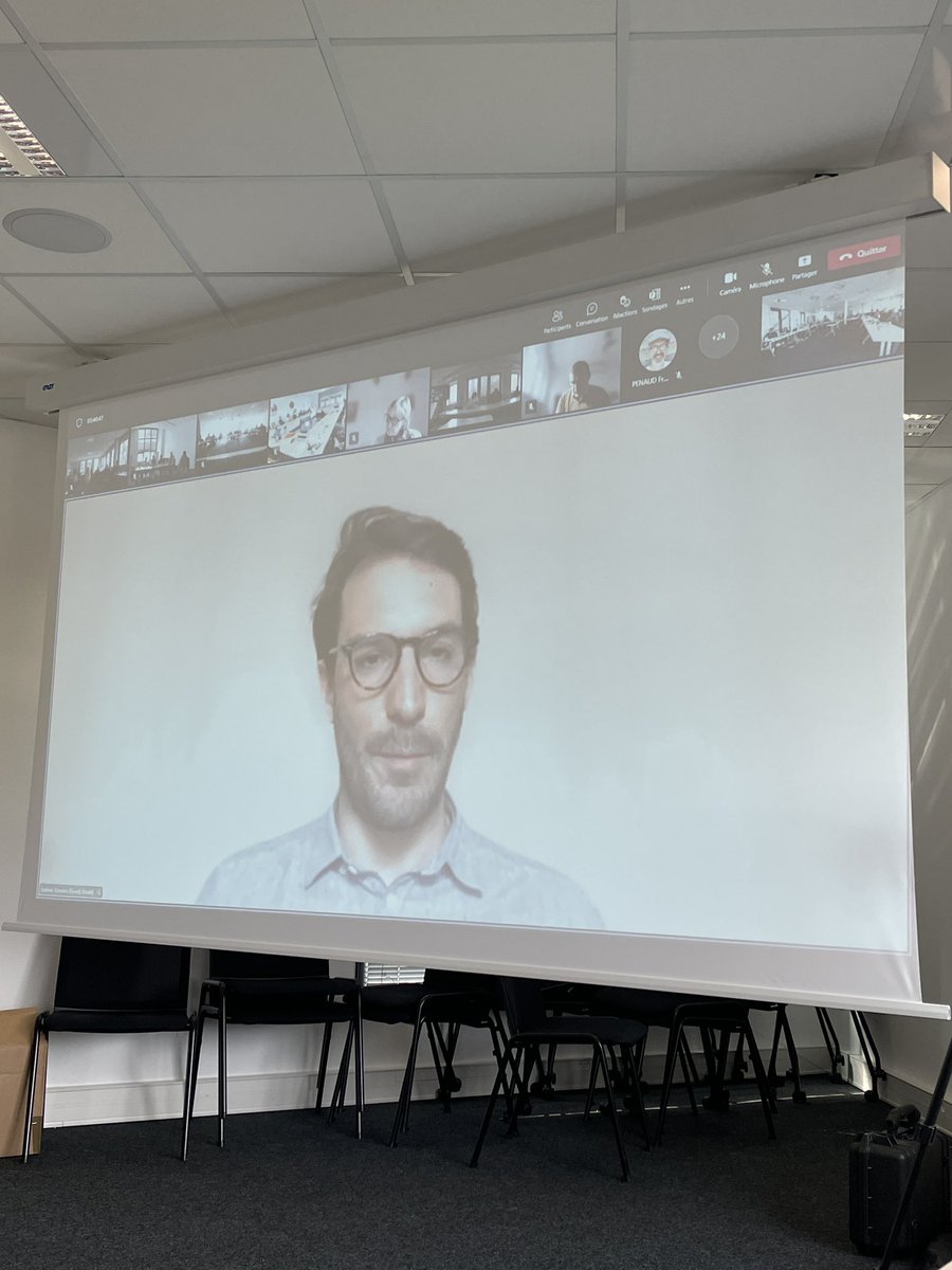 Romu_MiPou's tweet photo. Belle intervention de @LudovicGirodon au séminaire managers de l’USCGNE autour du management hybride. Merci pour ce partage de clés intéressantes à utiliser sans modération 😀 👏🏽💪🏽 #Orange #Management #DREAM #USCGNE @francois_correa https://t.co/wZOD0WyorG