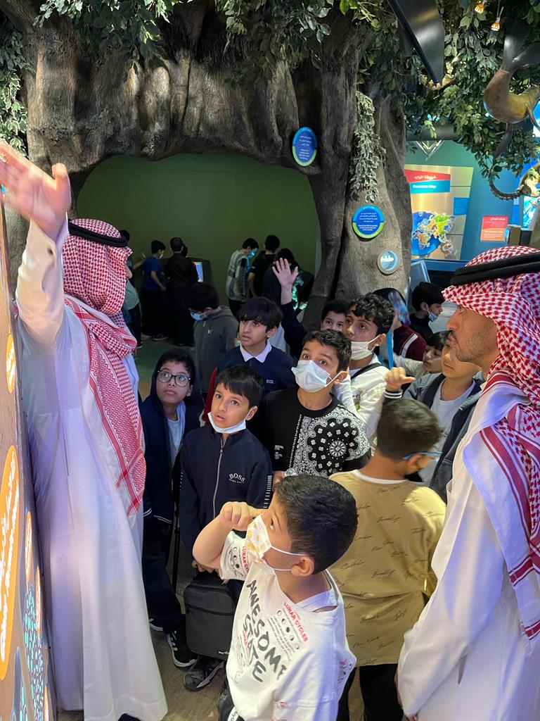 dab_schools's tweet photo. تحرص ابتدائية دار البراءة على دعم وتطوير مهارات طلابها ضمن فعاليات الاسبوع الوطني للموهبة والابداع تمت زيارة واحة الملك سلمان للعلوم للطلاب الموهوبين 
تحت إشراف مدير المدرسة أ.عبدالله بن ابراهيم العاصم
#نحو_مستقبل_واعد https://t.co/bhAkglyd5Z
