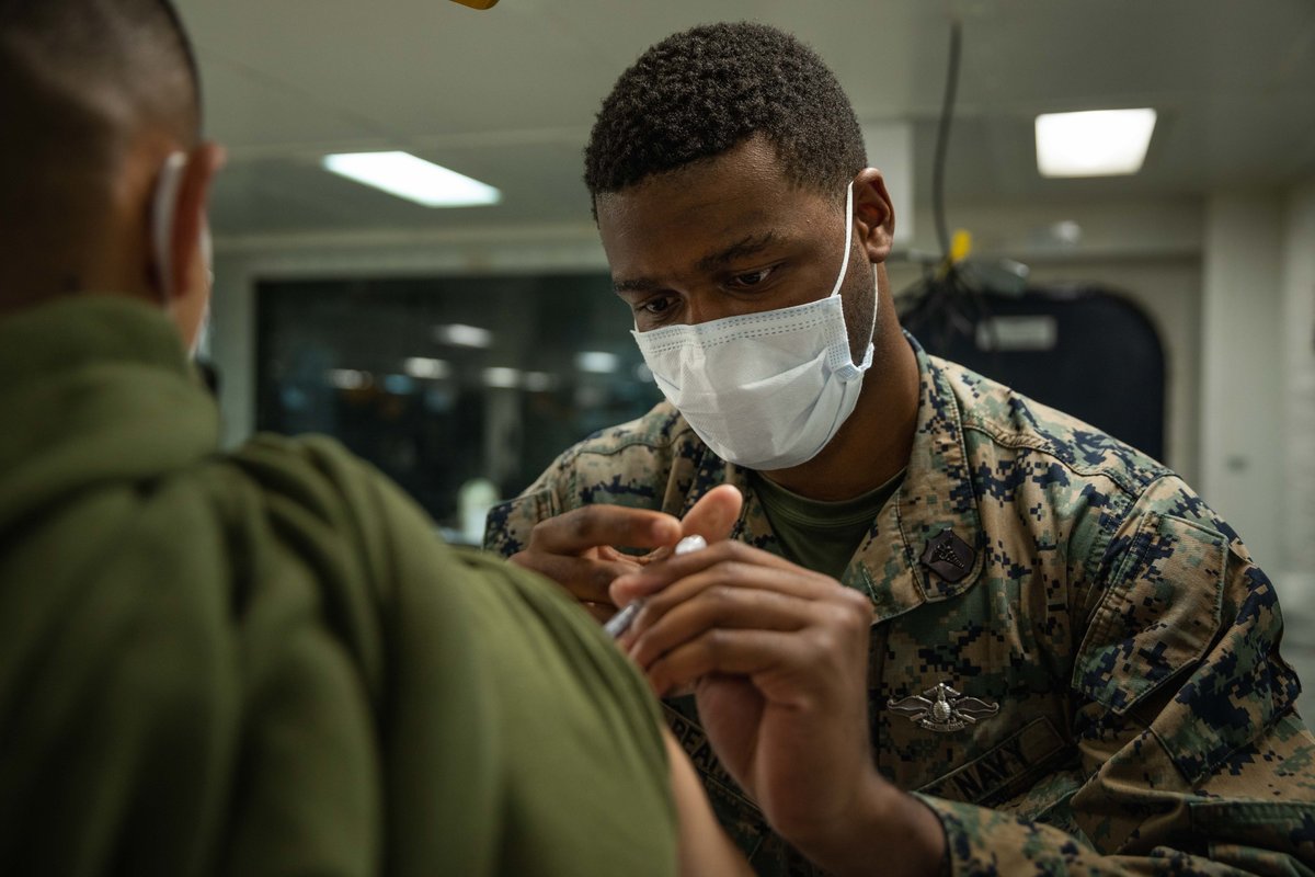 Working to #SinkCOVID 💉 

Hospital Corpsman 3rd Class Henry Beaty administers a COVID-19 booster shot aboard the Wasp-class amphibious assault ship #USSKearsarge (LHD 3) March 23.