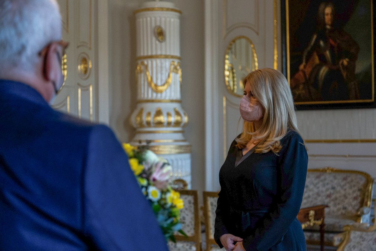 Fakulta verejnej správy UPJŠ v Košiciach (@fvs_upjs_kosice) on Twitter photo Prezidentka SR <a href="/ZuzanaCaputova/">Zuzana Čaputová</a> privítala kolektív autorov publikácie Ústava SR: komentár Zväzok I.
Fakultu reprezentovali členovia autorského kolektívu:
➡️profesor Ladislav Orosz
➡️docent Michal Jesenko
➡️docent Martin Vernarský
©️📸Kancelária prezidenta SR
#mysmefvs #upjsfvs Prezidentka SR <a href="/ZuzanaCaputova/">Zuzana Čaputová</a> privítala kolektív autorov publikácie Ústava SR: komentár Zväzok I.
Fakultu reprezentovali členovia autorského kolektívu:
➡️profesor Ladislav Orosz
➡️docent Michal Jesenko
➡️docent Martin Vernarský
©️📸Kancelária prezidenta SR
#mysmefvs #upjsfvs