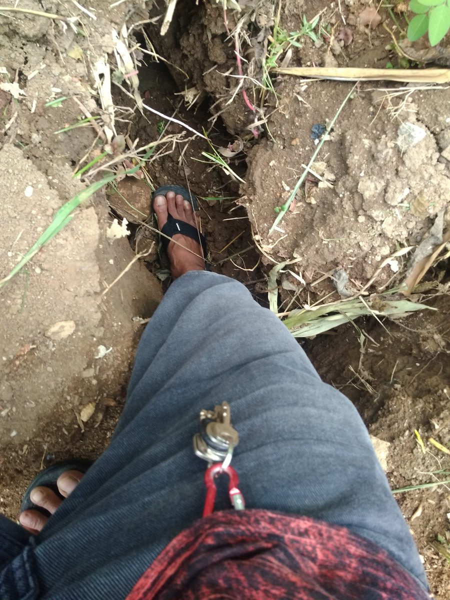 YusuwaW's tweet photo. Bahkan keluarga mu gak ada yg menengok 😌
Semoga mereka gak lupa kirim doa untukmu 🙏
Aku betulkan dan aku bersihkan,selagi aku masih punya waktu &amp; tenaga 💪

Al Fatihah untukmu Orang Tak di kenal 🤲 https://t.co/JTM4MCHa5O