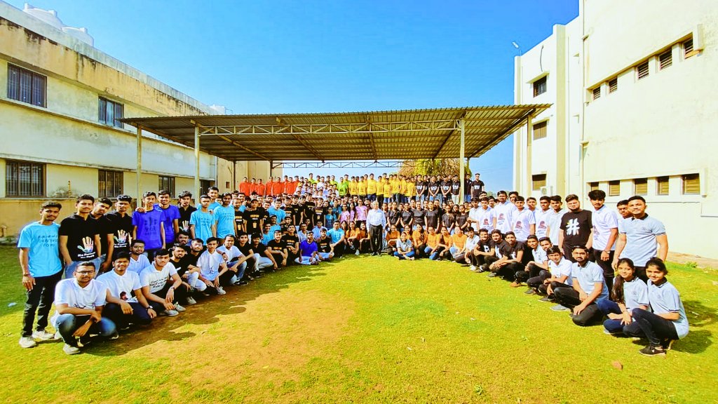MRDEVIL2809's tweet photo. #SMCIAN #familysince61 #Anand #gujrat #India #dairytecnology #agriculture #aau #AnandagricultureUniversity #family https://t.co/D5Gerwtboh