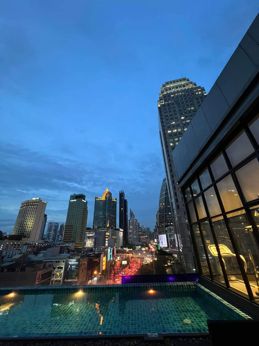 cloverasoke's tweet photo. ✨🦋 “Butterfly lemonade”

#rooftopbar #HotelCloverAsoke #Holidays #bangkok https://t.co/AqjkDRk0qj