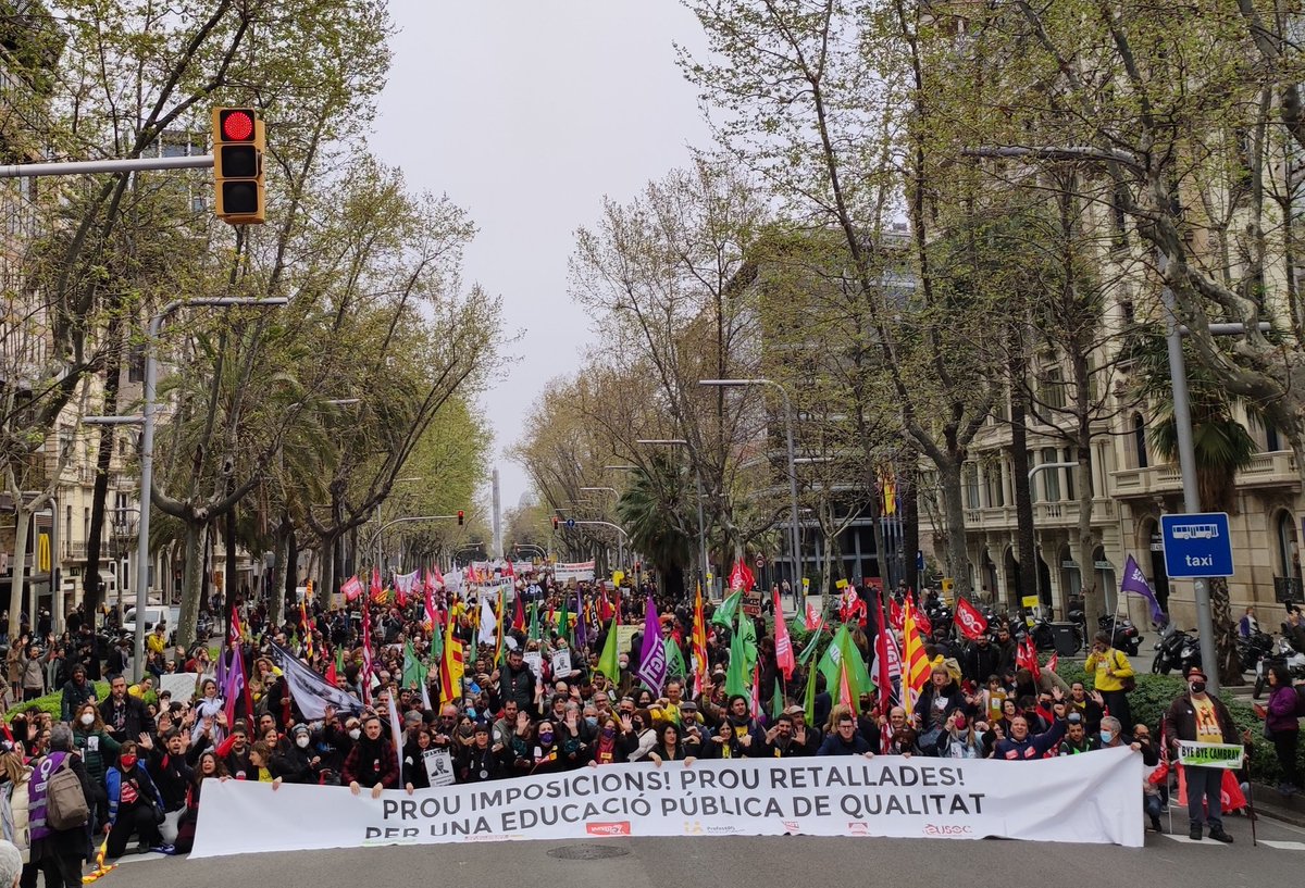 USTECSTEs's tweet photo. Volien que fos un fracàs, confiaven que la gent no seguís la #vagaeducacio però ho hem tornat a fer! Aquest moviment no s'aturarà fins #CambrayDimissio i revertir les retallades per una educació pública de qualitat. https://t.co/7rRnH0t3jA