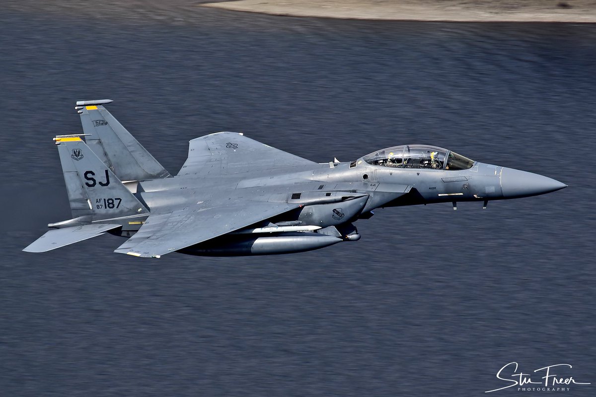 stuartfreer1's tweet photo. “WFFFFR 11” FLT a flight of four Seymour Johnson F-15E’s from the 336th FS ‘Rocketeers’ which are currently a long way from home which I caught in the Lake District last Thursday.
Note the pilots yellow helmets which has been a long tradition with the squadron dating back to WWII https://t.co/6WH4p2fEj3