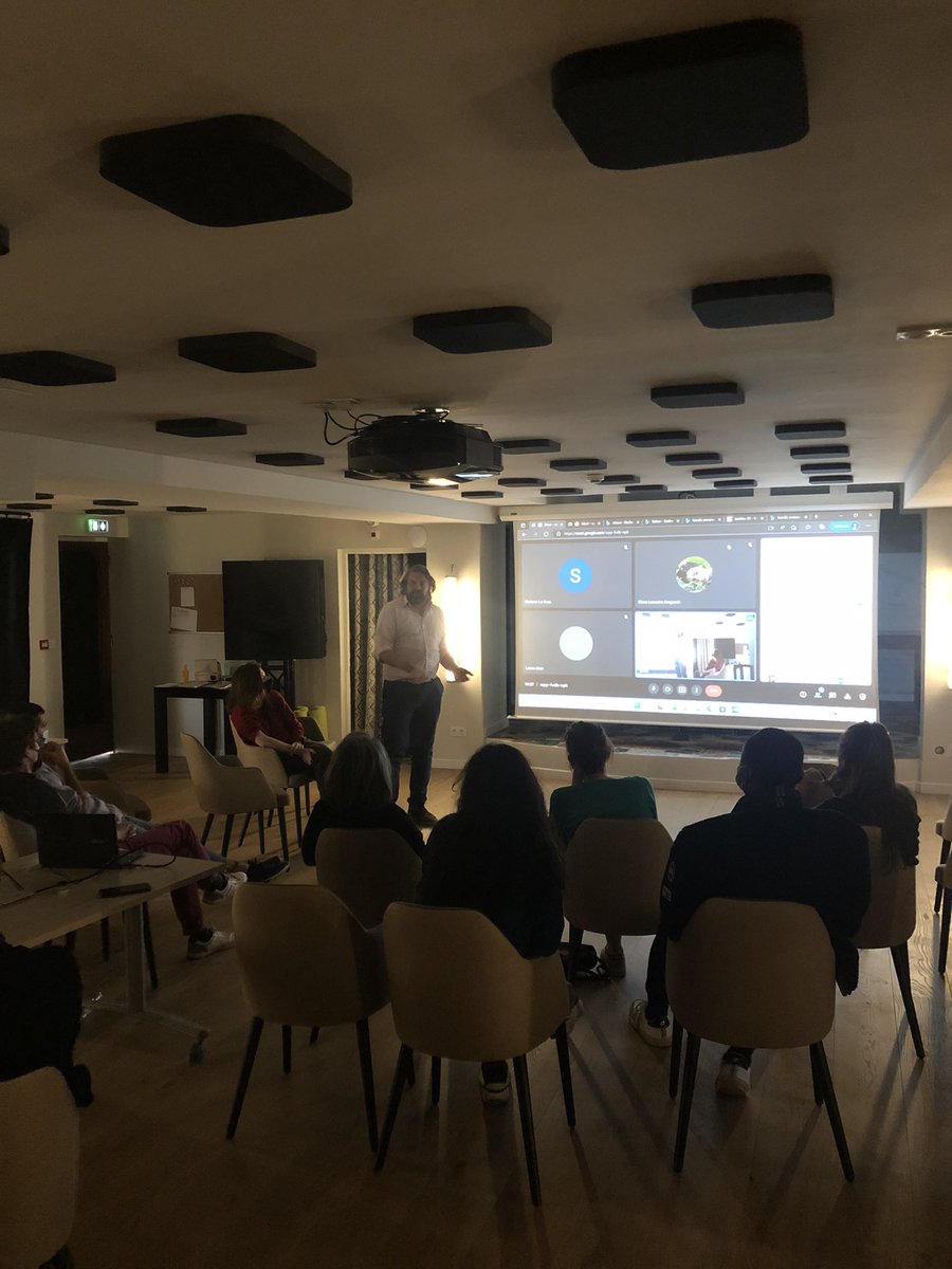 CasellArte's tweet photo. 🗣Hier @alex_kidam (@Kidamprod) animait un #workshop dans le cadre de la #residence d’écriture. L’occasion de parler production audiovisuelle pour le #cinema en fiction et documentaire. 
Une rencontre retransmise en visio. Merci 🙏 à tous pour ce moment ! https://t.co/eS8Gjq94hW
