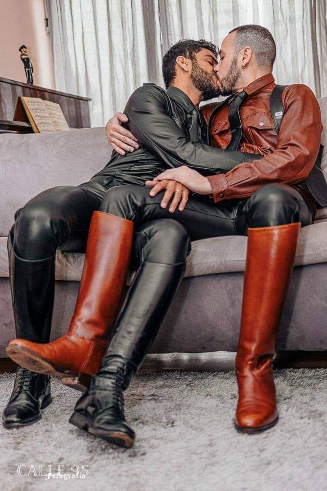 FrankKolt's tweet photo. hot kiss in #leather https://t.co/jbzZ5Tqq1H