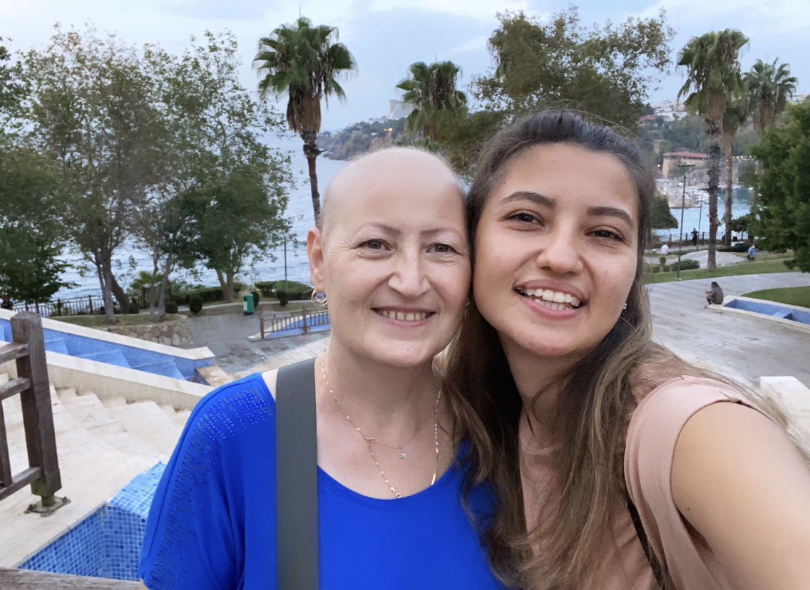 Artık her şey senin bir işaretin olabilir mi? Olsun lütfen. Hâlâ burda olduğuna inanmak istiyorum. Şimdi 1 dakika sesini duymak için her şeyimi veririm. Seni çok seviyorum ela gözlüm, canım annem