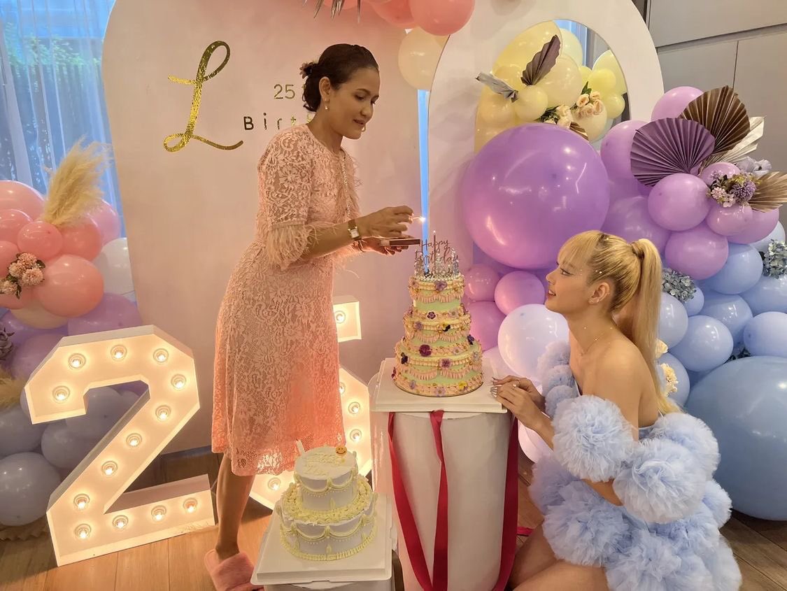 ลิซ่ากับคุณแม่ที่กำลังจุดเทียนบนเค้กวันเกิดให้น้อง น่ารักจังงง