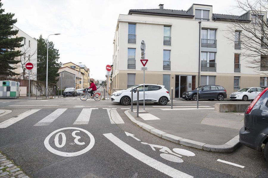 Lyon passe à 30 km/h pour « sauver des vies »et « améliorer la qualité de l’air » (vidéo sur Bidfoly.com) Par Epoch Times avec AFP  FPAoMqrXwAIDOCN?format=jpg&name=900x900