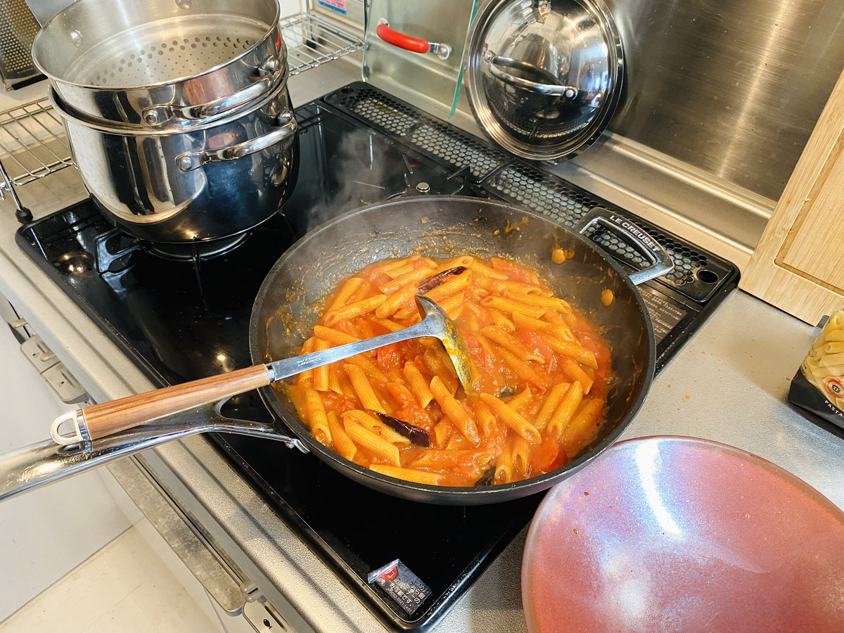 【分離させて作る】美味しいアラビアータを作る三つのポイント youtu.be/I5vXptjsGmE 
POINT①
タカノツメの香り、ニンニクの香りを
順番にしっかりオイルに移す
POINT②
トマトを加えたらしっかり分離する位
煮詰めて旨味を凝縮させる
POINT③
乳化は香りを丸くする
早めにやらない、やり過ぎない