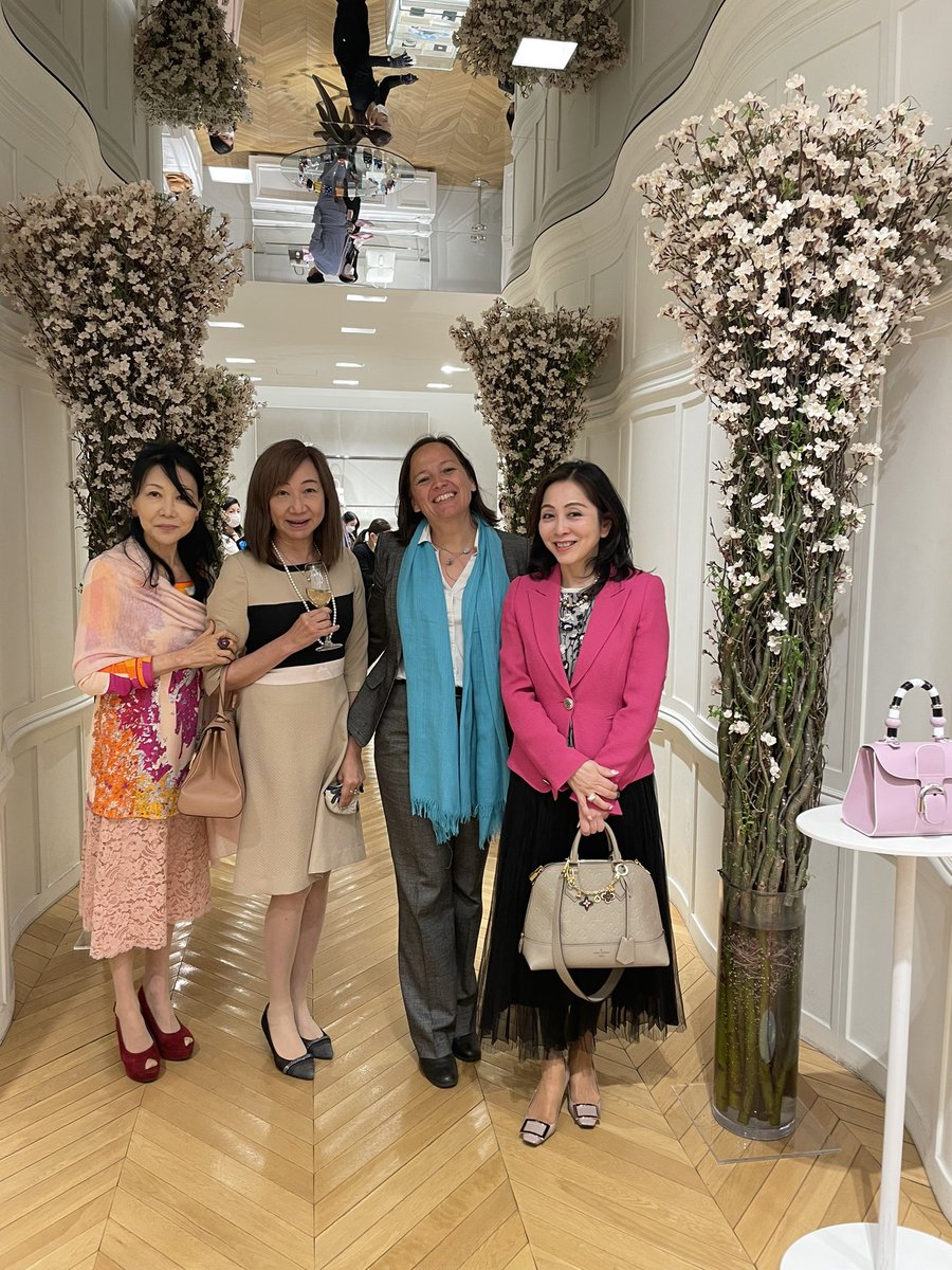 DebilderlingR's tweet photo. It was a great pleasure to talk about #Belgium 🇧🇪 and the love we share with #Japan 🇯🇵 for quality & creativity, humour & tradition at the @Delvaux shop in #Tokyo, where famous Belgian flower artist #DanielOst installed a splendid #Sakura 🌸decoration https://t.co/oOfn4BxOr0
