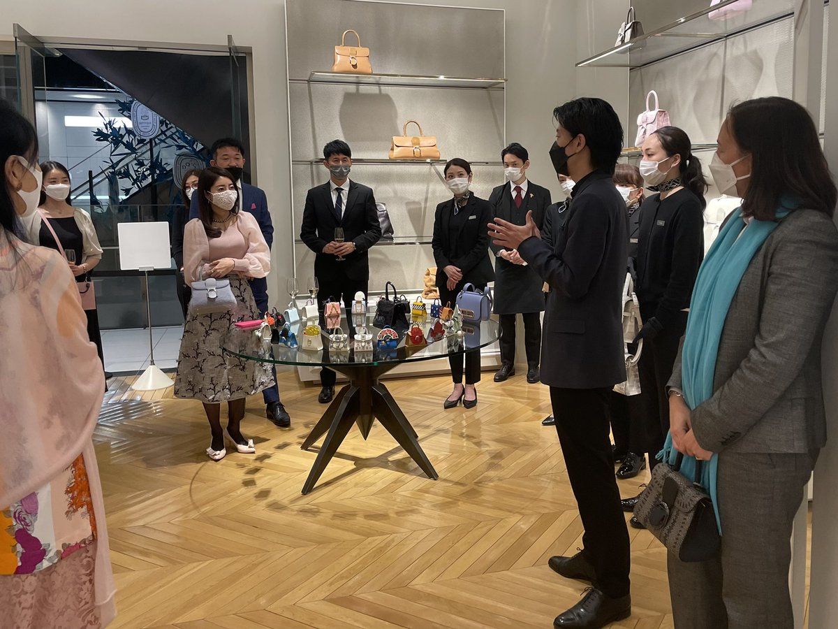 DebilderlingR's tweet photo. It was a great pleasure to talk about #Belgium 🇧🇪 and the love we share with #Japan 🇯🇵 for quality & creativity, humour & tradition at the @Delvaux shop in #Tokyo, where famous Belgian flower artist #DanielOst installed a splendid #Sakura 🌸decoration https://t.co/oOfn4BxOr0