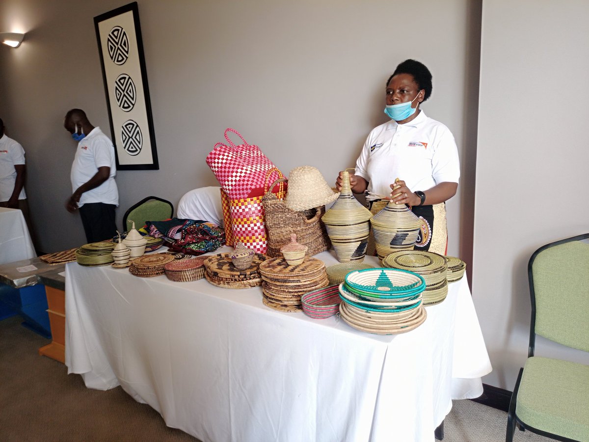 RusiziDistrict's tweet image. Uyu munshinga  #coreproject wakoresheje  amafaranga agera kuri miliyari 12 ku nkunga ya #SIDA. Ukaba warafashije abagore n'urubyiruko mu guhanga imirimo ibyara inyungu (Off farm jobs) irimo ubukorikori, ubuvumvu n'ibindi. @RwandaGender @YouthCultureRW