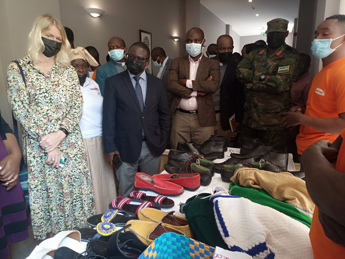 RusiziDistrict's tweet image. Uyu munshinga  #coreproject wakoresheje  amafaranga agera kuri miliyari 12 ku nkunga ya #SIDA. Ukaba warafashije abagore n'urubyiruko mu guhanga imirimo ibyara inyungu (Off farm jobs) irimo ubukorikori, ubuvumvu n'ibindi. @RwandaGender @YouthCultureRW