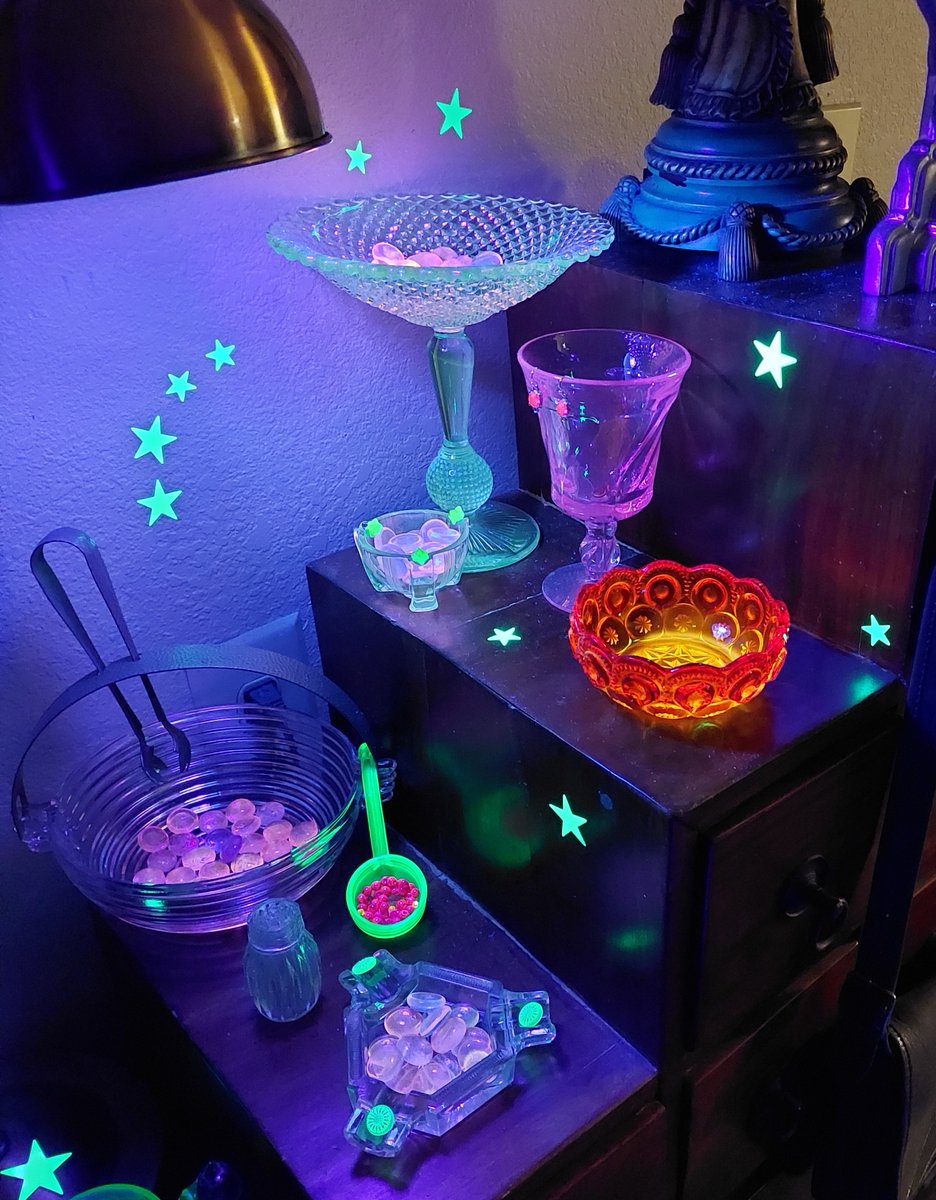 MissShineATX's tweet photo. My stacked drawers display is a work in progress. Just got my first piece of Amberina glass 😻 #CadmiumGlass #SeleniumGlass #ManganeseGlass #UraniumGlass https://t.co/ivpOizxPbu