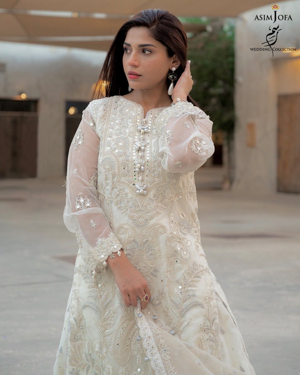 Aamna keeps it minimalistic \u0026 lets the gorgeous dress from RASM Wedding  Collection do the talking! SHOP RASM NOW AT https://t.co/rFPqiePwE1  #AsimJofa #FestiveCollection #Rasm #WeddingCollection  #RasmWeddingCollection #IWearAsimJofa ..., image size:960x1200