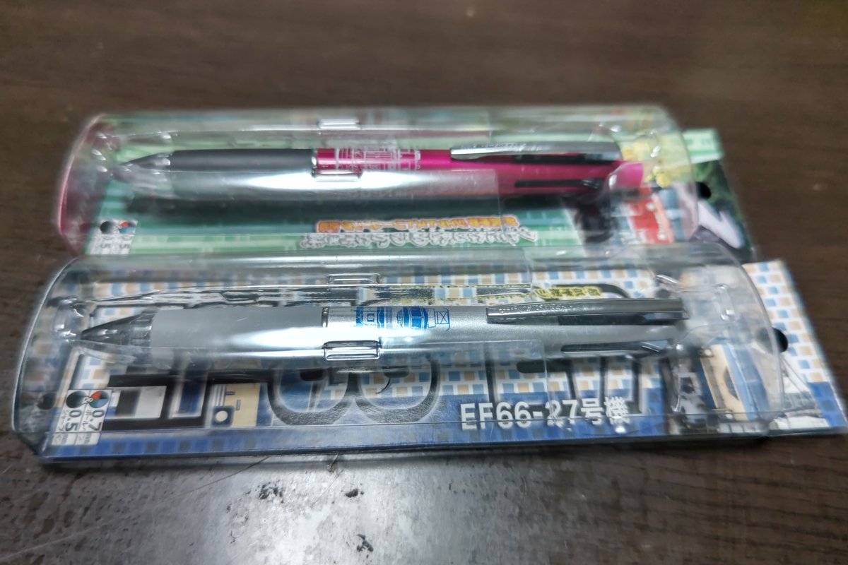 terara_goods's tweet photo. 今更ながら…

EF66-27のハンドタオルとジェットストリーム…
DD51のジェットストリーム
コンテナ型ペットボトルカバーを😅

オマケのEF64のキーホルダー🎶
嬉しい😍

ありがとうございます🤩

#かもつマルシェ
#JR貨物 https://t.co/Fbv1Tn7GTm