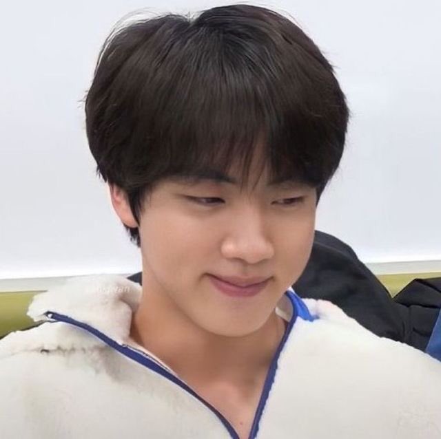RMHANDCLAPPER's tweet photo. His little smile and this cat🥺 https://t.co/CbIDNGtUYx
