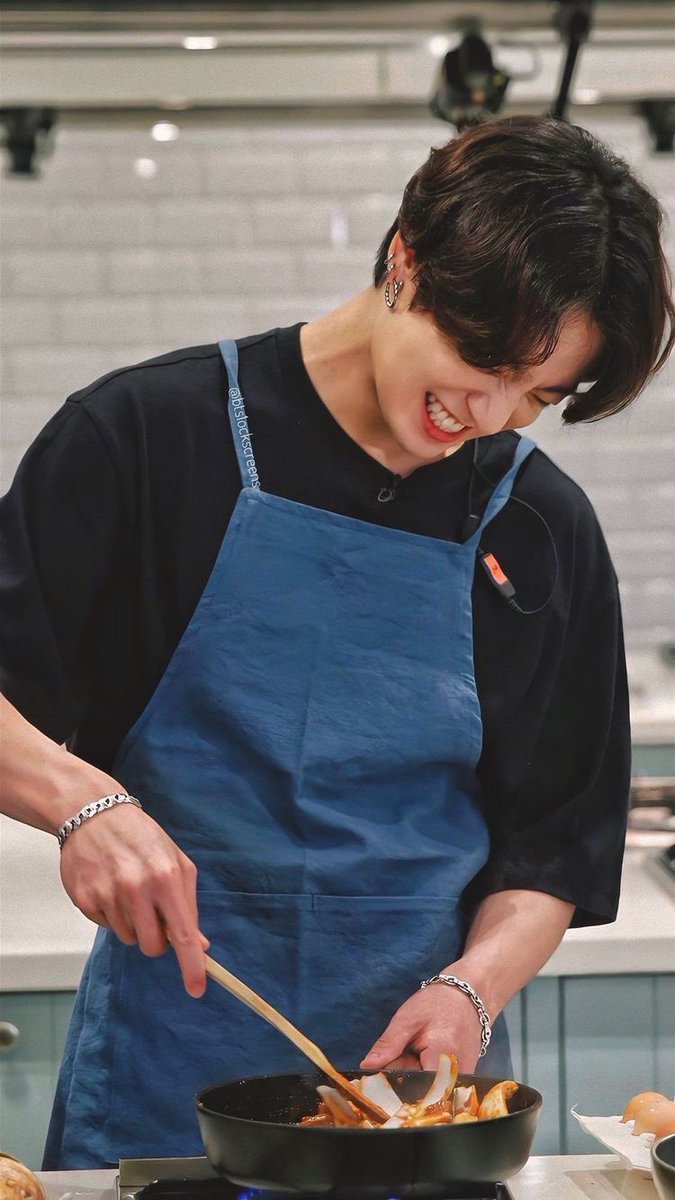 ibarkforjimin's tweet photo. oh jungkook 😖😣 wishing a speedy recovery and to see u at the #GRAMMYs #JungkookGetWellSoon #jungkook #bts https://t.co/YTcoAXcPTZ