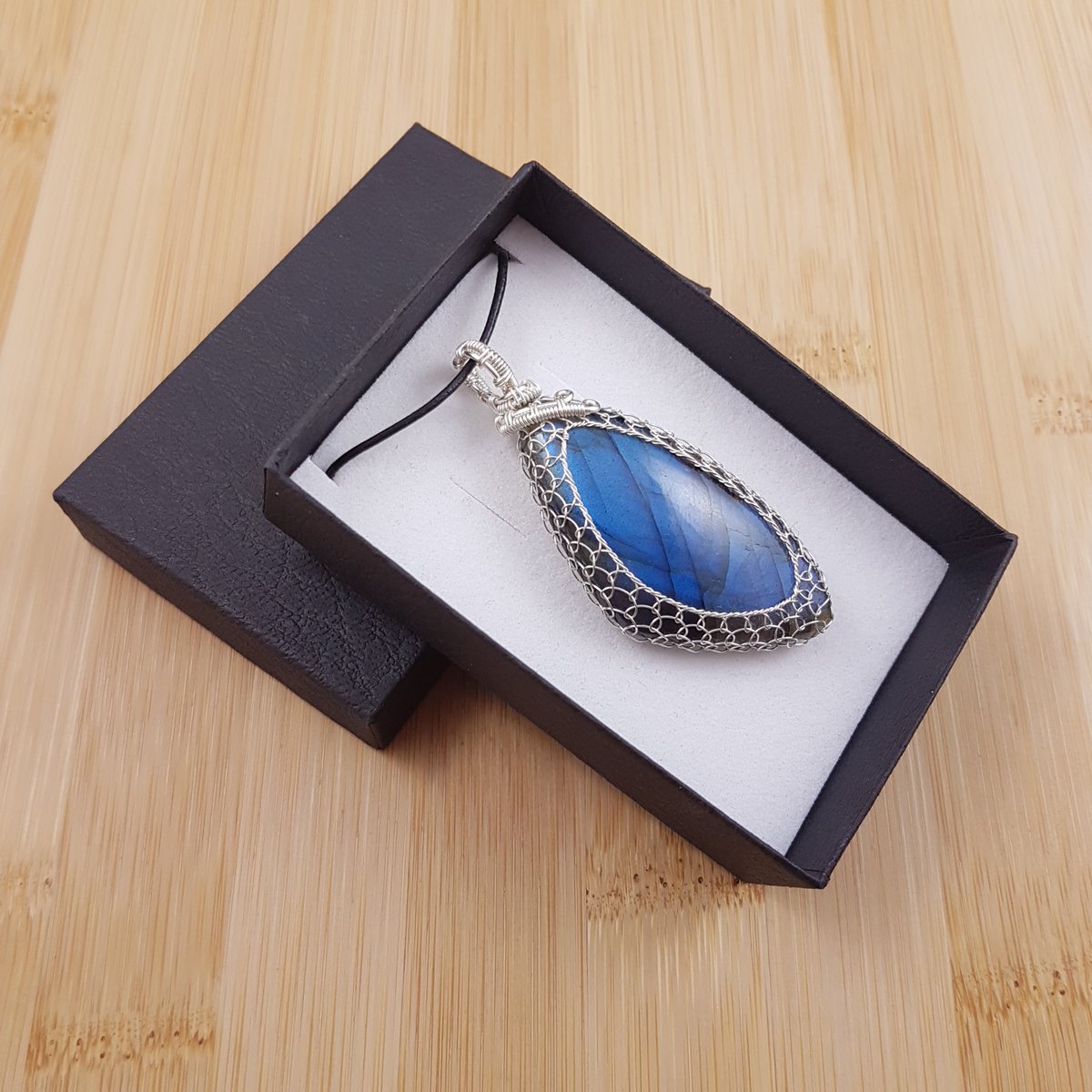 OiShinyThings's tweet image. Stunning pure blue labradorite glow:
etsy.com/uk/listing/120…
#EtsyShop #LabradoriteHappens #MagicOnTheGo
