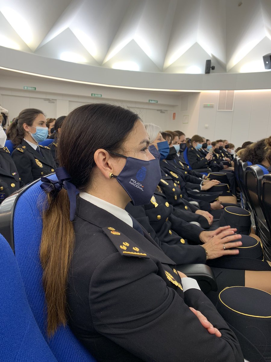 eoi's tweet photo. 📢👮Hoy es un día grande y feliz, las alumnas mujeres de la @policia reciben sus diplomas del curso #Talentia360 Mujeres Directivas, en un emocionante acto de Clausura académica. 

Lo preside Francisco Pardo DG @policia y D. @InstMujeres, @antoniamorillas y nuestra DG @nievesoli https://t.co/I0ejc7hfNK