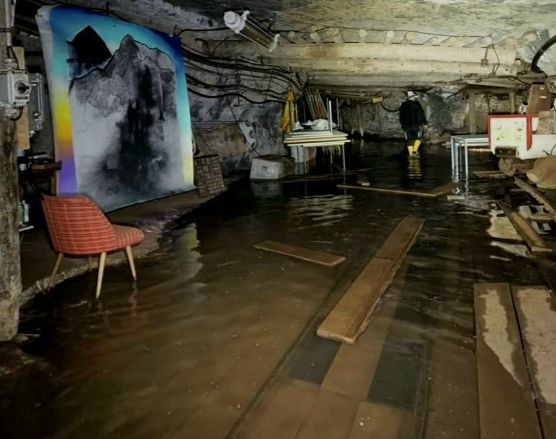 Kunststiftung's tweet photo. Das Bergbaumuseum #Röhrigschacht in #Wettelrode steht unter Wasser und damit auch das kleine Atelier von #NoraMonaBach. Zum Erhalt des Museums wird um Spenden gebeten: Sparkasse Mansfeld-Südharz; IBAN: DE79 8005 5008 0330 1270 20. Verwendungszweck: "Bergbaumuseum Wettelrode". https://t.co/1JqUDqWjtp