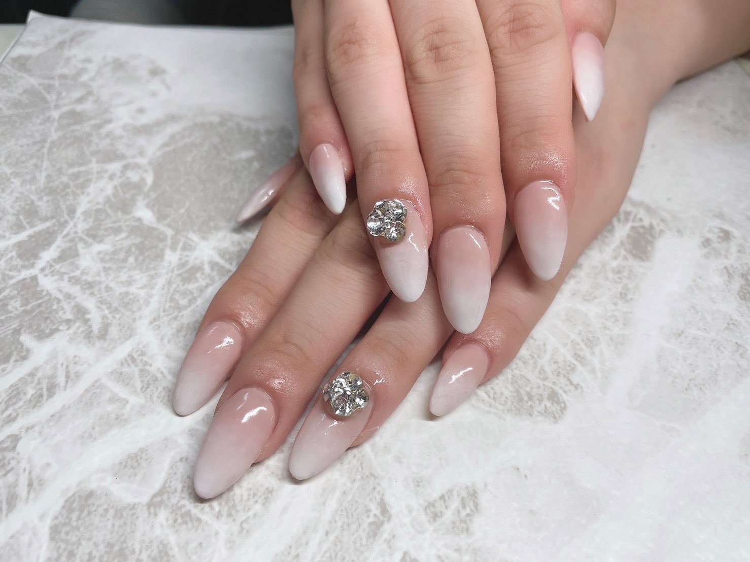 Total Beauty Salon Ravissy ﾗﾋﾞｯｼｰ こちらはホワイトグラデーションになります Ravissy 又はdmからご予約承っております 朝7時から営業 朝5時まで営業 千葉県初 マツエク ネイル 同時施術可能サロン 千葉駅 千葉中央 千葉市中央区エステ