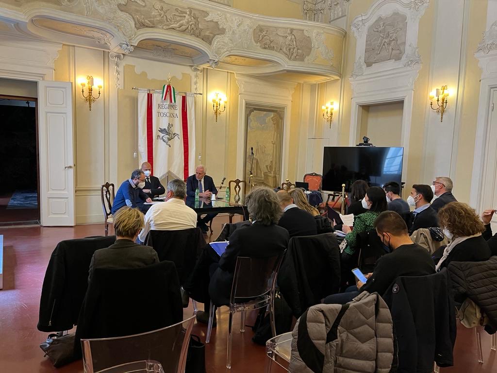 FisacToscana's tweet photo. I lavoratori Fidi Toscana  incontrano il Presidente Giani. Insoddisfazione espressa dai rappresentanti sindacali.Appello ai consiglieri regionali per stoppare il piano di privatizzazione.Confermata la manifestazione del 5 aprile alle 10. ⁦@cgiltoscana⁩ ⁦@FISACCGILFI⁩ https://t.co/lDl7UuiQYj