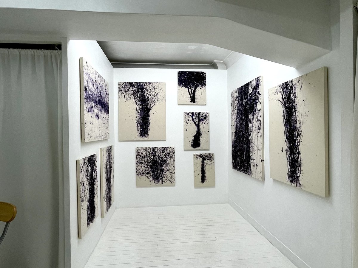 ギャラリーナユタで中津川浩章展「木と話す」深い紫の線描とキャンバスの余白が心地よかった。

https://t.co/R1H39NuKm6 