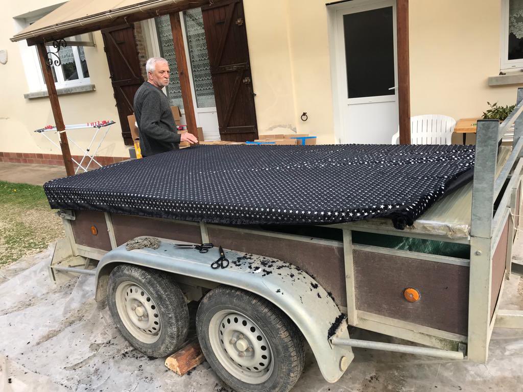 Nouvelle livraison de tissus polaires (600 m !) de la part d’un exceptionnel partenaire de <a href="/TissusPapi/">TissusPapi.com & Tissus Papi depuis 1981</a>. La découpe des couvertures a commencé. Ça va réchauffer beaucoup d’ukrainiens au pays 💙💛