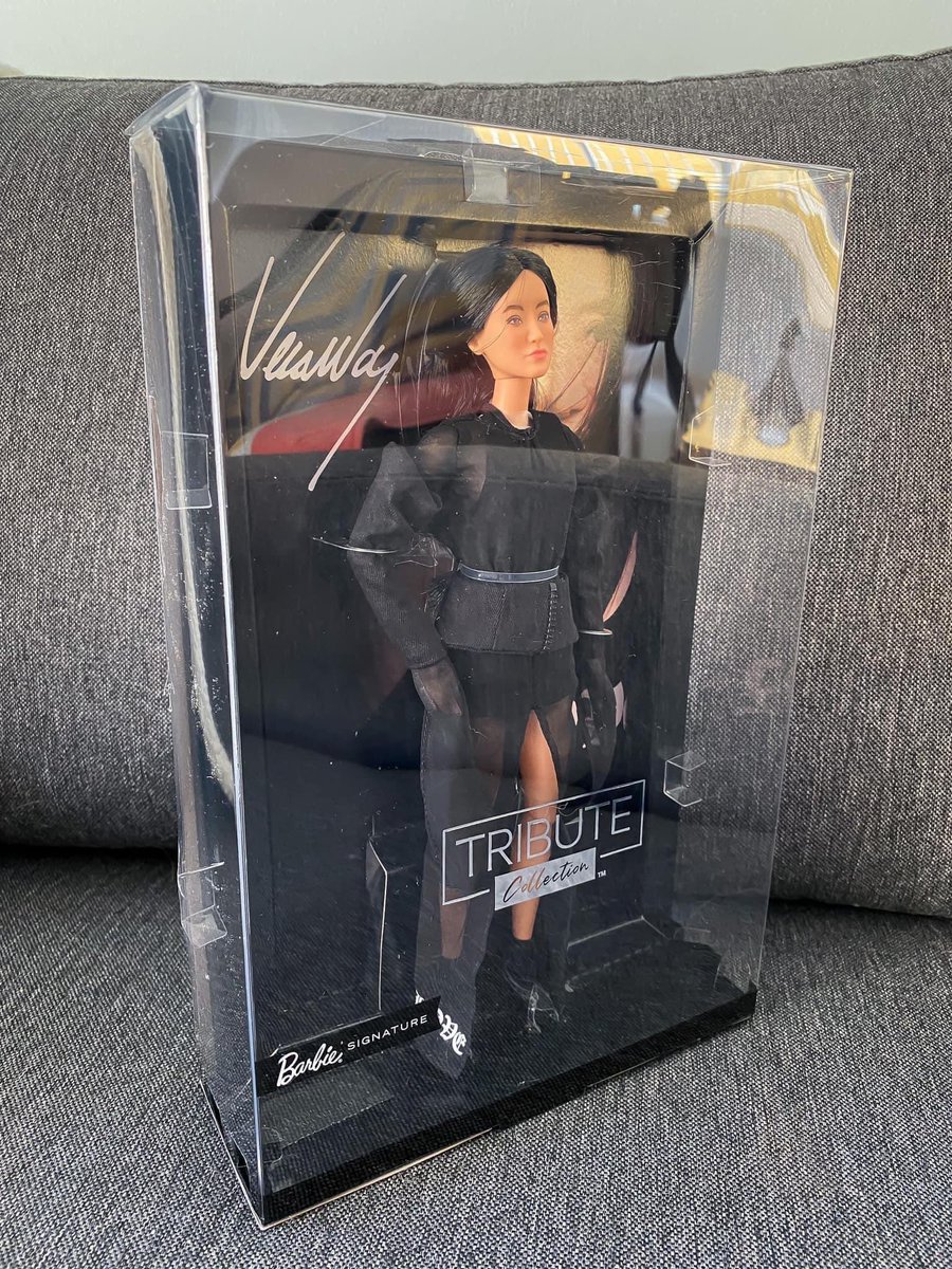 fofeando's tweet photo. ¡Primer vistazo! Aquí tenemos las primeras imágenes renales de la nueva #Barbie Tribute y en esta ocasión le toca a la diseñadora #VeraWang . Próximamente estará a la venta. #Fofeando https://t.co/bC1KUp0618