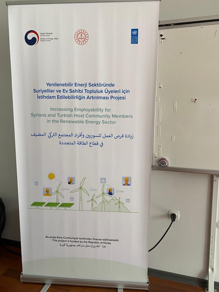 United Nations Development Programme (UNDP) öncülüğünde gerçekleştirilen, "yenilenebilir enerji sektöründe Suriyeliler ve ev sahibi topluluk üyeleri için istihdam edilebilirliğin arttırılması projesi" eğitici eğitimi tamamlandı.
<a href="/undpturkiye/">UNDP Türkiye 🇹🇷</a> <a href="/AtasehirMEM/">Ataşehir İlçe Millî Eğitim Müdürlüğü</a> @ismail_gunday