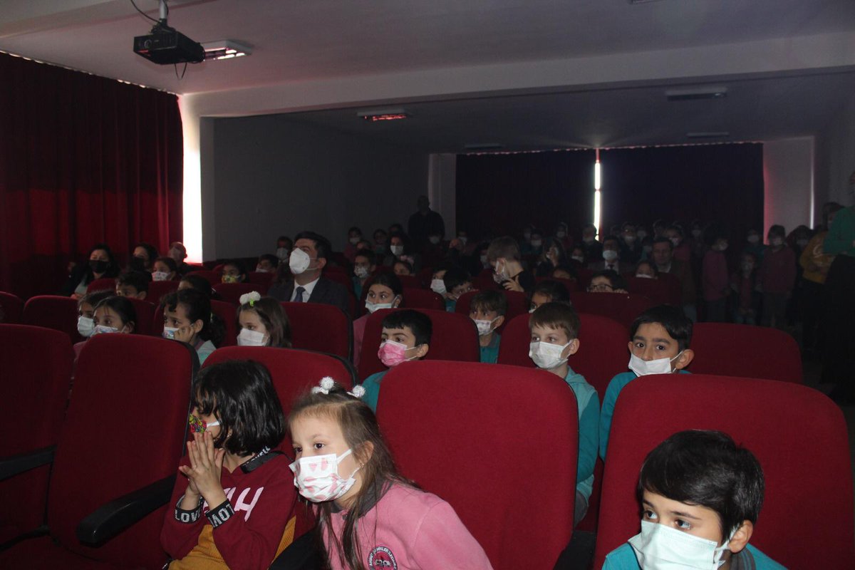 Findiklikymkmlk's tweet photo. Okulumuz tarafından Kütüphane Haftası sebebi ile düzenlenen etkinliğe de katılım sağlayan Sn.Gürdal, akabinde okulumuzda yapımı tamamlanan kütüphanenin de açılışını yaparak Kütüphane Haftasında öğrencilerimize kazandırılan okul kütüphanesini gezdi. https://t.co/sbBPpt4hFX
