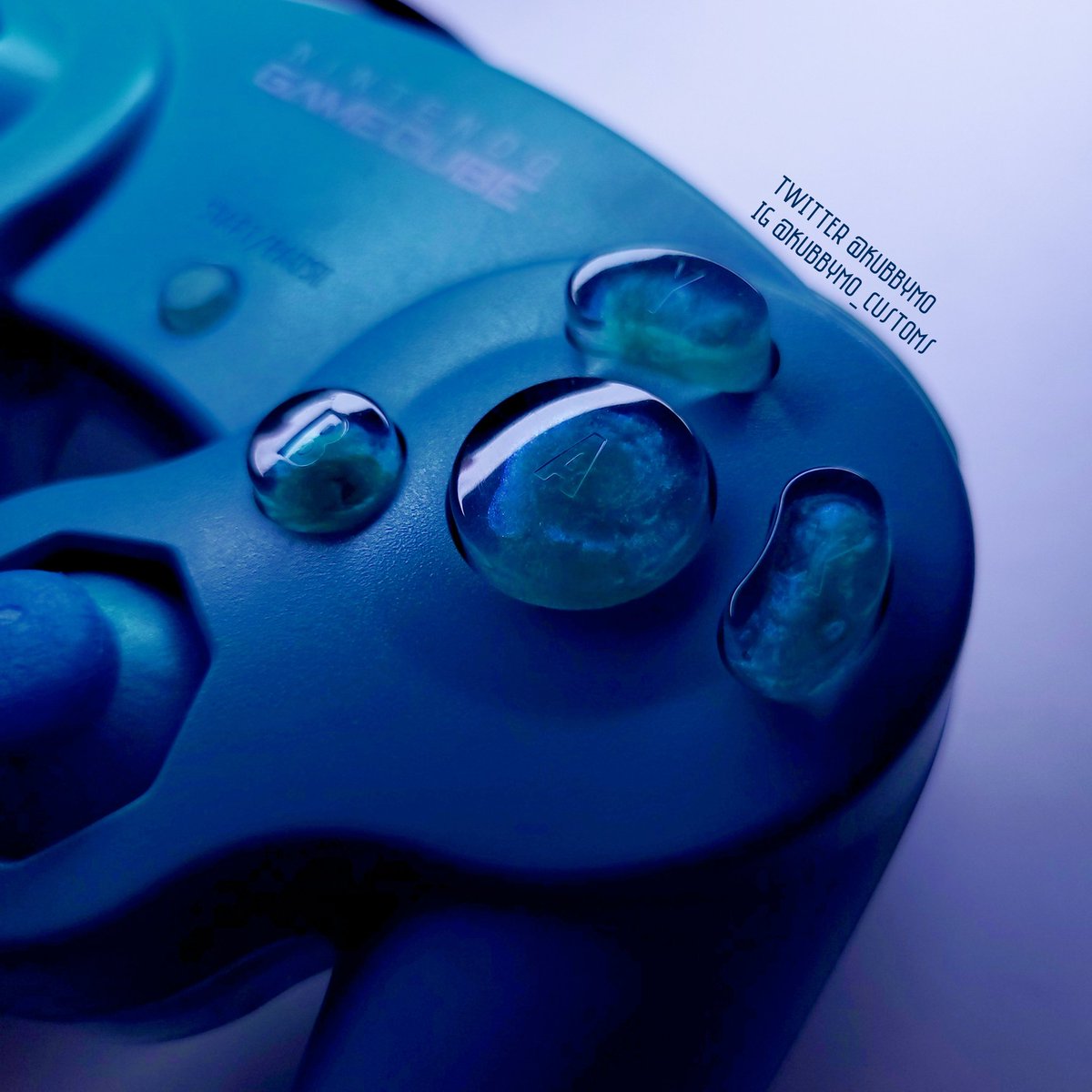 Kubbymo's tweet image. 🎉 GIVEAWAY ALERT !🎉

Win this T3 Emerald × SHINE Holo Hex controller with @KoalaKat_ buttons and @Skinner_Koopa sticks.

》To enter  》
✅️Follow @Kubbymo @KoalaKat_ @Skinner_Koopa !
❤️ LIKE 
🔄 RT 
💛 TAG 1 FRIEND!

#giveaway #customgcc #gamecube #retro
