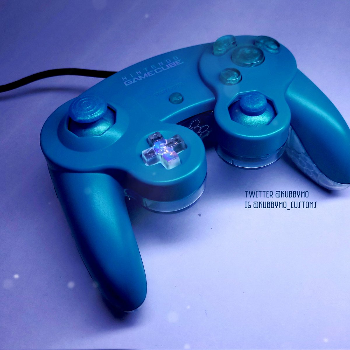 Kubbymo's tweet image. 🎉 GIVEAWAY ALERT !🎉

Win this T3 Emerald × SHINE Holo Hex controller with @KoalaKat_ buttons and @Skinner_Koopa sticks.

》To enter  》
✅️Follow @Kubbymo @KoalaKat_ @Skinner_Koopa !
❤️ LIKE 
🔄 RT 
💛 TAG 1 FRIEND!

#giveaway #customgcc #gamecube #retro