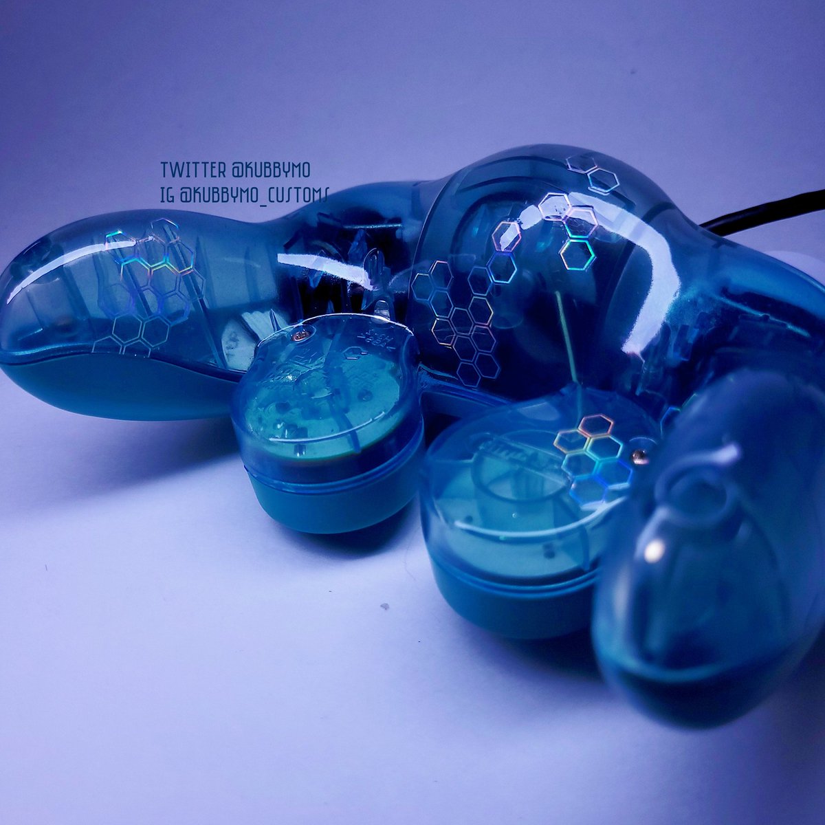 Kubbymo's tweet image. 🎉 GIVEAWAY ALERT !🎉

Win this T3 Emerald × SHINE Holo Hex controller with @KoalaKat_ buttons and @Skinner_Koopa sticks.

》To enter  》
✅️Follow @Kubbymo @KoalaKat_ @Skinner_Koopa !
❤️ LIKE 
🔄 RT 
💛 TAG 1 FRIEND!

#giveaway #customgcc #gamecube #retro