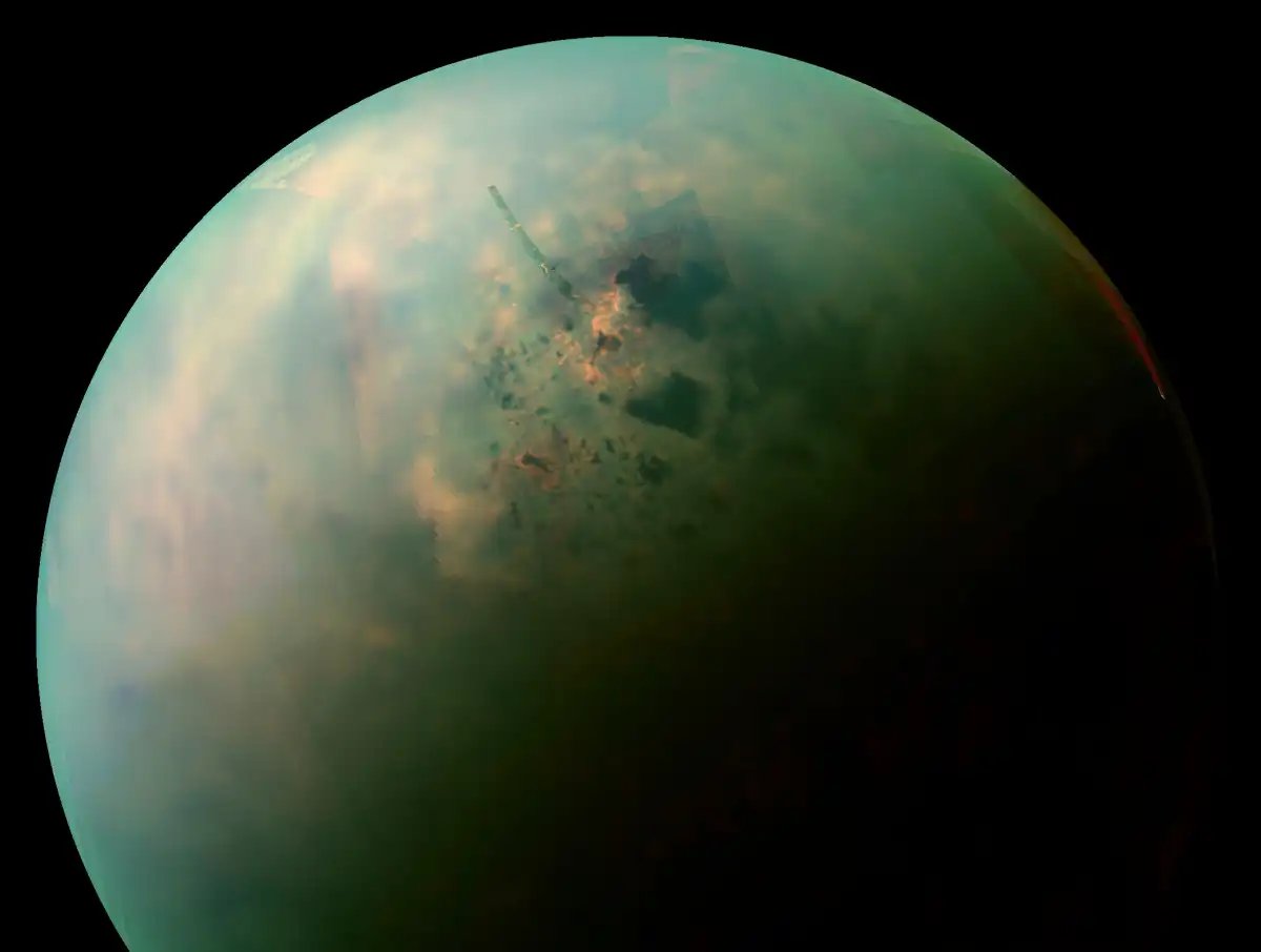 PlanetarioMed's tweet photo. Aunque no hay ningún mundo que sea una réplica perfecta de otro, conocemos un lugar parecido a la Tierra primitiva en al menos en un aspecto tan importante como la atmósfera: TITÁN, la luna más grande de Saturno. https://t.co/HYn1Nrvqd4